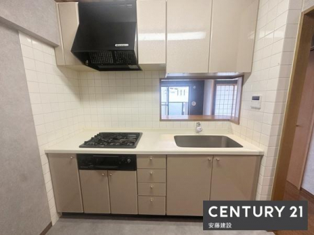 �L�b�`���@�y�@�L�b�`���@/�@Kitchen�@�z
���[�ƍ�ƃX�y�[�X���m�ۂ����Ζʎ��V�X�e���L�b�`��
���r���O��������̂ŁA���q�l�̗l�q�����������Ƒ��Ƃ̉�b���y���߂܂��I