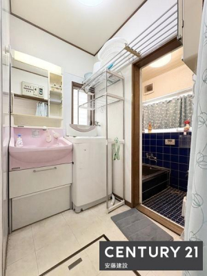 ���ʑ�E���ʏ��@�y�@���ʏ��@/�@Washroom�@�z
������������ʏ��́A�Ƒ��݂�Ȃ����K�Ɏg����悤�z�����ꂽ���
�L�����[������A�o�X�^�I����|������̎��[�Ɋ��p�ł��܂��I