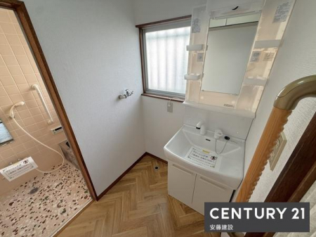 ���ʑ�E���ʏ��@�y�@���ʏ��@/�@Washroom�@�z
���ʏ��͂�Ƃ肠��L���ŁA�Z���������X�g���X�t���[�ɐg�x�x�ł������ȋ��