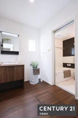 ���ʑ�E���ʏ��@�y�@���ʏ��@/�@Washroom�@�z
������������ʏ��́A�Ƒ��݂�Ȃ����K�Ɏg����悤�z�����ꂽ���
�o�^�o�^�������Ȓ��̎��Ԃ��A��Ƃ�������ĉ߂����܂��I