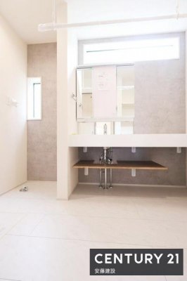 ���ʑ�E���ʏ��@�y�@���ʏ��@/�@Washroom�@�z
������������ʏ��́A�Ƒ��݂�Ȃ����K�Ɏg����悤�z�����ꂽ���
�J�E���^�[�����͂�Ƃ肪���艡�Ƀ^�I���⒅�ւ���u����֗��Ȑ݌v