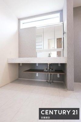 ���ʑ�E���ʏ��@�y�@���ʏ��@/�@Washroom�@�z
������������ʏ��́A�Ƒ��݂�Ȃ����K�Ɏg����悤�z�����ꂽ���
�J�E���^�[�����͂�Ƃ肪���艡�Ƀ^�I���⒅�ւ���u����֗��Ȑ݌v