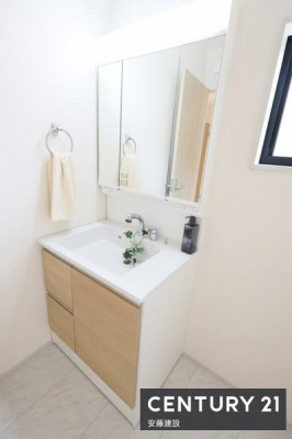 ���ʑ�E���ʏ��@�y�@���ʏ��@/�@Washroom�@�z
��������Ƃ܂Ƃ܂����R���p�N�g�݌v�̐��ʏ�
�傫�ȋ��Ǝ��[����������Ɨ����ʉ��ϑ䊮���I