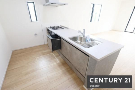 �L�b�`���@�y�@�L�b�`���@/�@Kitchen�@�z
���r���O�����n����J���I�ȃy�j���V�����L�b�`���ŁA�������̎󂯓n�����X���[�Y�I
���C�����̗ǂ����������W�t�[�h�ŔM��ɂ�����������ɂ����݌v