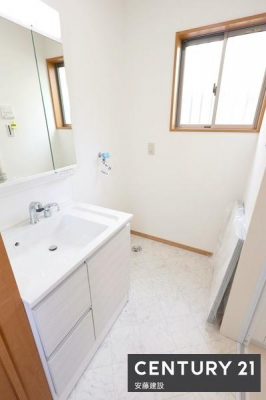 ���ʑ�E���ʏ��@�y�@���ʏ��@/�@Washroom�@�z
��������Ƃ܂Ƃ܂����R���p�N�g�݌v�̐��ʏ�
����ꂽ�X�y�[�X�𖳑ʂȂ����p�ł���@�\�I�ȋ�Ԃł�