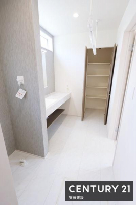 ���ʑ�E���ʏ��@�y�@���ʏ��@/�@Washroom�@�z
������������ʏ��́A�Ƒ��݂�Ȃ����K�Ɏg����悤�z�����ꂽ���
�^�I������ʗp�i�Ȃǂ����[�ł���T�j�^���[���[�����I