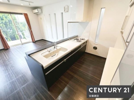 �L�b�`���@�y�@�L�b�`���@/�@Kitchen�@�z
���r���O�S�̂����n����y�j���V�����L�b�`��
���r���O�ƈ�̊�������A�J���I�ȋ�Ԃł�Ƃ肠�闿�����Ԃ����o���܂��I