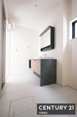 ���ʑ�E���ʏ��@�y�@���ʏ��@/�@Washroom�@�z
������������ʏ��́A�Ƒ��݂�Ȃ����K�Ɏg����悤�z�����ꂽ���
�o�^�o�^�������Ȓ��̎��Ԃ��A��Ƃ�������ĉ߂����܂��I