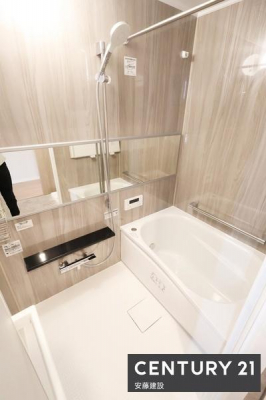 �����@�y�@�����@/�@Bathroom�@�z
�z�e���̂悤�ȏ㎿�ȃf�U�C���̃V�X�e���o�X
�z�X�N���[����������Ă���A�J�̓��ł��������������\