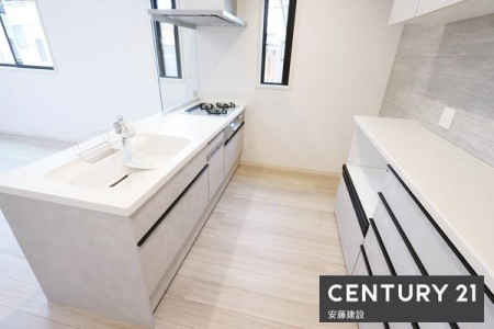 �L�b�`���@�y�@�L�b�`���@/�@Kitchen�@�z
���r���O�����n����J���I�ȃy�j���V�����L�b�`���ŁA�������̎󂯓n�����X���[�Y�I
���C�����̗ǂ����������W�t�[�h�ŔM��ɂ�����������ɂ����݌v