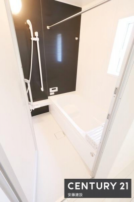 �����@�y�@�����@/�@Bathroom�@�z
�u���b�N�̃A�N�Z���g�p�l���ŗD��ȋ�Ԃ����o�����V�X�e���o�X
�z�X�N���[����������Ă���A�J�̓��ł����������\
