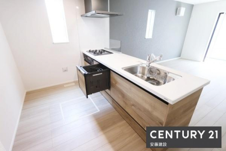 �L�b�`���@�y�@�L�b�`��+�H��@�@/�@Kitchen�@�z
���r���O�����n����J���I�ȃy�j���V�����L�b�`���ŁA�������̎󂯓n�����X���[�Y�I
���C�����̗ǂ����������W�t�[�h�ŔM��ɂ�����������ɂ����݌v