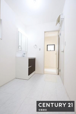 ���ʑ�E���ʏ��@�y�@���ʏ��@/�@Washroom�@�z
������������ʏ��́A�Ƒ��݂�Ȃ����K�Ɏg����悤�z�����ꂽ���
�o�^�o�^�������Ȓ��̎��Ԃ��A��Ƃ�������ĉ߂����܂��I