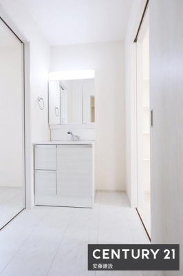 ���ʑ�E���ʏ��@�y�@���ʏ��@/�@Washroom�@�z
��������Ƃ܂Ƃ܂����R���p�N�g�݌v�̐��ʏ�
�E�ߏ��ƕʂ�Ă���A���q����Ƒ����������ł��g���₷���Ԏ�