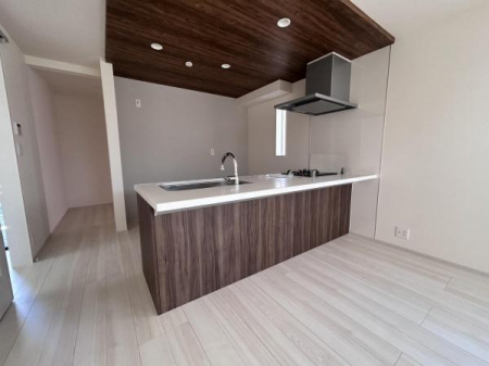 �L�b�`���@�y�@�L�b�`���@/�@Kitchen�@�z
���r���O�����n����J���I�ȃy�j���V�����L�b�`���ŁA�������̎󂯓n�����X���[�Y�I
���C�����̗ǂ����������W�t�[�h�ŔM��ɂ�����������ɂ����݌v