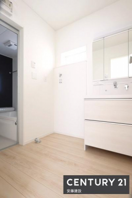 ���ʑ�E���ʏ��@�y�@���ʏ��@/�@Washroom�@�z
������������ʏ��́A�Ƒ��݂�Ȃ����K�Ɏg����悤�z�����ꂽ���
�o�^�o�^�������Ȓ��̎��Ԃ��A��Ƃ�������ĉ߂����܂��I