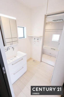 ���ʑ�E���ʏ��@�y�@���ʏ��@/�@Washroom�@�z
������������ʏ��́A�Ƒ��݂�Ȃ����K�Ɏg����悤�z�����ꂽ���
�o�^�o�^�������Ȓ��̎��Ԃ��A��Ƃ�������ĉ߂����܂��I