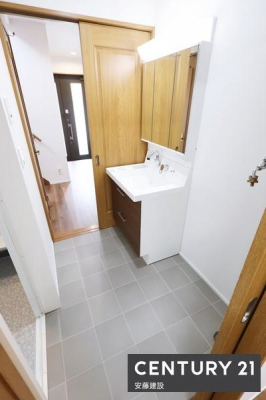 ���ʑ�E���ʏ��@�y�@���ʏ��@/�@Washroom�@�z
�A��シ����􂢂��ł��āA���̂܂܃��r���O�Ɍ�������2way���ʎ�