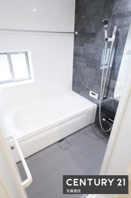 �����@�y�@�����@/�@Bathroom�@�z
�������Ǝ����̃o�X�^�C�����߂��������Ȑ��������闁��
�z�X�N���[����������Ă���A�J�̓��ł��������������\
