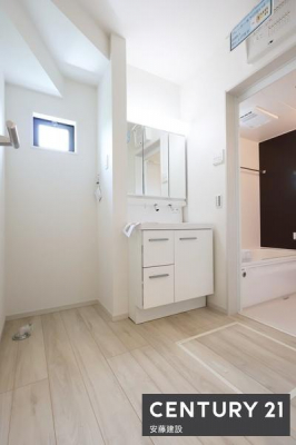 ���ʑ�E���ʏ��@�y�@���ʏ��@/�@Washroom�@�z
������������ʏ��́A�Ƒ��݂�Ȃ����K�Ɏg����悤�z�����ꂽ���
�o�^�o�^�������Ȓ��̎��Ԃ��A��Ƃ�������ĉ߂����܂��I