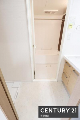 ���ʑ�E���ʏ��@�y�@���ʏ��@/�@Washroom�@�z
��������Ƃ܂Ƃ܂����R���p�N�g�݌v�̐��ʏ�
����ꂽ�X�y�[�X�𖳑ʂȂ����p�ł���@�\�I�ȋ�Ԃł�