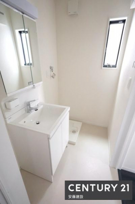���ʑ�E���ʏ��@�y�@���ʏ��@/�@Washroom�@�z
��������Ƃ܂Ƃ܂����R���p�N�g�݌v�̐��ʏ�
����ꂽ�X�y�[�X�𖳑ʂȂ����p�ł���@�\�I�ȋ�Ԃł�