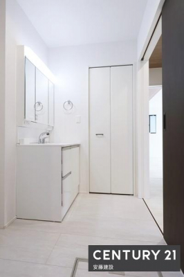 ���ʑ�E���ʏ��@�y�@���ʏ��@/�@Washroom�@�z
��������Ƃ܂Ƃ܂����R���p�N�g�݌v�̐��ʏ�
����ꂽ�X�y�[�X�𖳑ʂȂ����p�ł���@�\�I�ȋ�Ԃł�