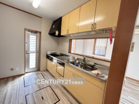 �L�b�`���@�y�@�L�b�`���@/�@Kitchen�@�z
���[�X�y�[�X�ƍ�ƃX�y�[�X����������m�ۂ����V�X�e���L�b�`���I
�����������M��ɂ�����������ɂ����A�S�~�o�������֗��ł�