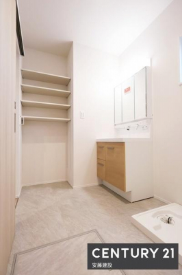 ���ʑ�E���ʏ��@�y�@���ʏ��@/�@Washroom�@�z
������������ʏ��́A�Ƒ��݂�Ȃ����K�Ɏg����悤�z�����ꂽ���
�o�^�o�^�������Ȓ��̎��Ԃ��A��Ƃ�������ĉ߂����܂��I