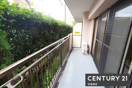 �o���R�j�[�@�y�@�o���R�j�[�@/�@Balcony�@�z
2��������o����\�ȓ쓌�����o���R�j�[
�ډB���̊_�����݂����Ă��邽�߁A���󕨂��O���猩���ɂ����A�v���C�o�V�[�ʂ����S�ł�