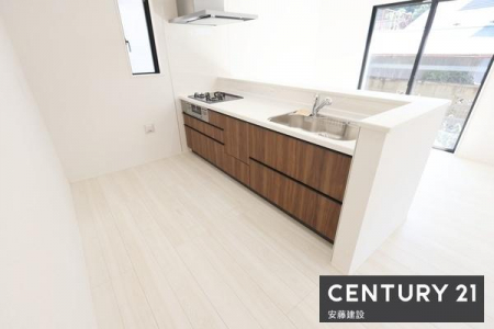 �L�b�`���@�y�@�L�b�`���@/�@Kitchen�@�z
���r���O�����n����I�[�v���L�b�`���ŁA�������̎󂯓n�����X���[�Y
���Ƒ��Ɖ�b���y���݂Ȃ�����K�ɉƎ����ł��閣�͓I�ȋ�Ԃł��I