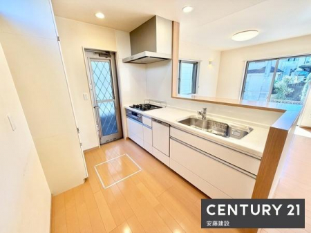 �L�b�`���@�y�@�L�b�`���@/�@Kitchen�@�z
���r���O�����n����I�[�v���L�b�`���ŁA�������̎󂯓n�����X���[�Y