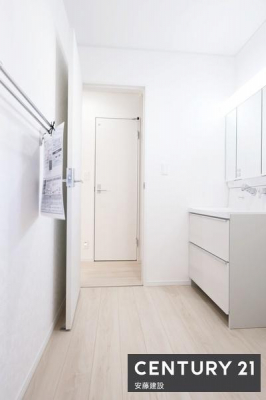 ���ʑ�E���ʏ��@�y�@���ʏ��@/�@Washroom�@�z
������������ʏ��́A�Ƒ��݂�Ȃ����K�Ɏg����悤�z�����ꂽ���
�o�^�o�^�������Ȓ��̎��Ԃ��A��Ƃ�������ĉ߂����܂��I