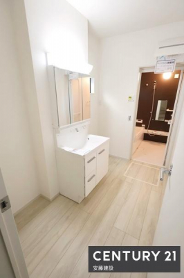 ���ʑ�E���ʏ��@�y�@���ʏ��@/�@Washroom�@�z
������������ʏ��́A�Ƒ��݂�Ȃ����K�Ɏg����悤�z�����ꂽ���
��������������ݒu����΃����h���[���[���Ƃ��Ă��g�����Ƃ�̃X�y�[�X